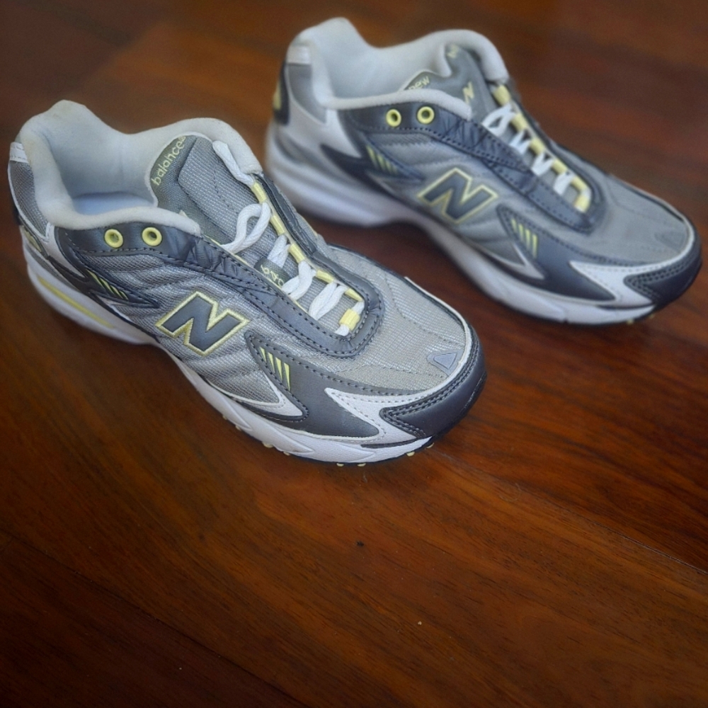 New Balance Women's Athletic Shoes in Gray and White Size 6.5